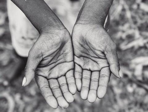 באיזה זמנים נוהגים לתת צדקה לאביונים